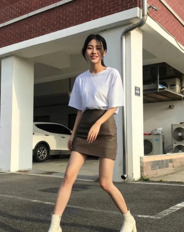 『皮质的半裙』求求你穿白T的时候认真一点好吗？