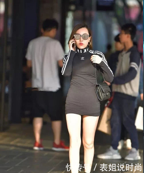 42岁小姐姐夏天最凉快的包臀裙，街头玩手机满脸认真样