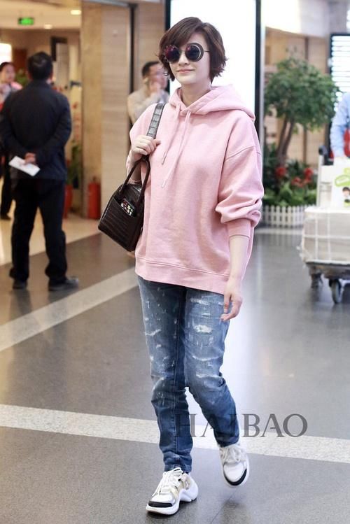 37岁朱丹现身机场认不出,身形发福素颜憔悴,相比下吴昕顺眼多了