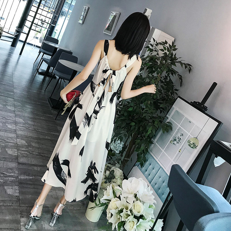 我的妈呀!40岁小姨逛街被人喊小姐姐，只因穿一条吊带裙惹的祸