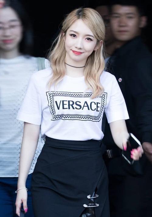 孟美岐这造型给力了，半身裙被剪开了，只能靠两个别针固定住！