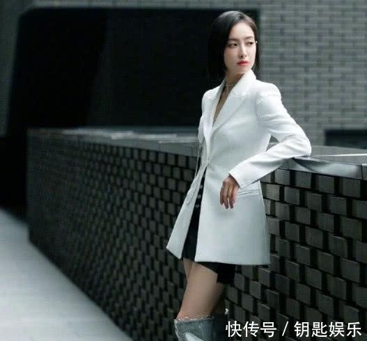 宋茜太猛了! 这么紧的裤头也要硬往里塞衣服, 网友: 快看不下去了