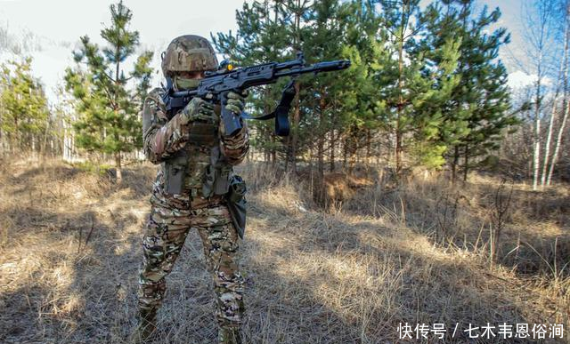 AK:俄军特种部队开始接收AK-12步枪 配上红点瞄准镜 颜值显著提升