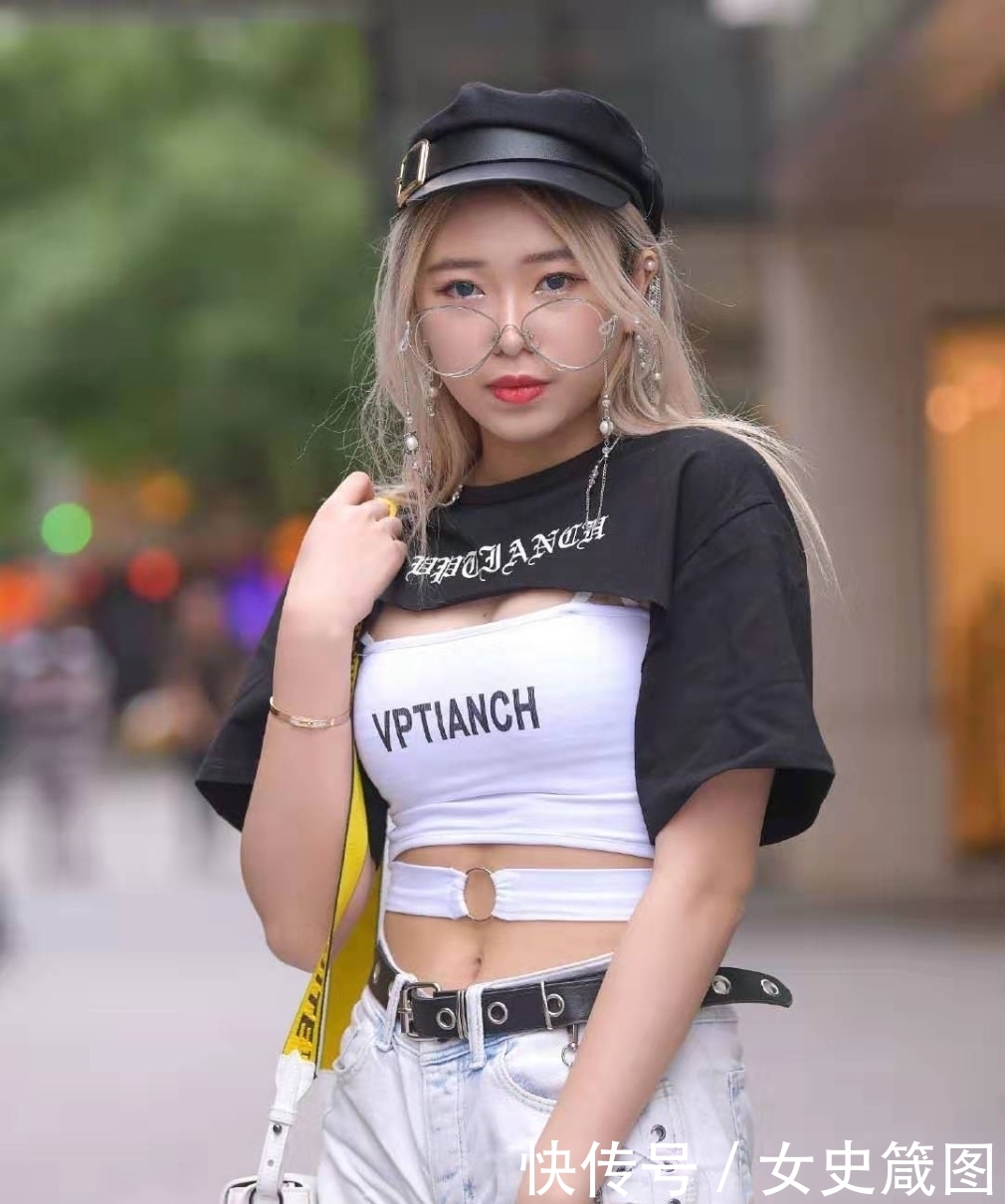  「黑白色」非常精致的小仙女穿搭，吊带设计的T恤+牛仔短裤，充满青春活力感