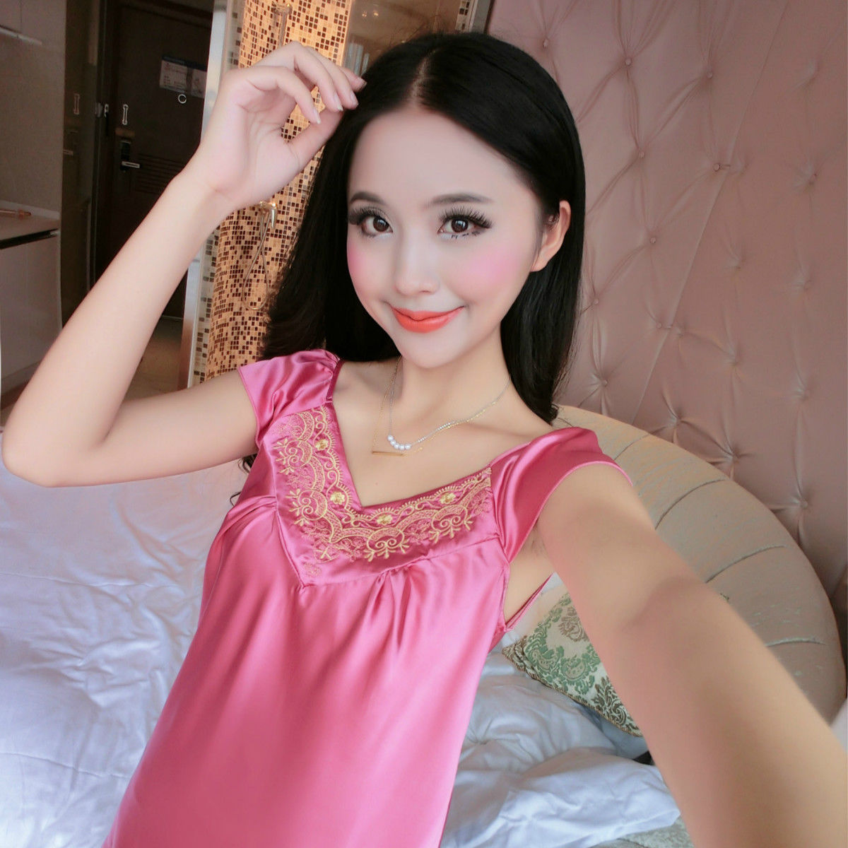 丝绸睡衣柔滑又亲肤，女人都抵挡不住它的魅力，快点奖励自己一件