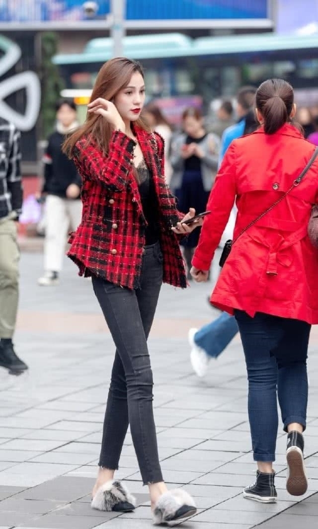  美女|路人街拍，美女白色瑜伽裤搭配粉红色短袖，呈现女人魅力