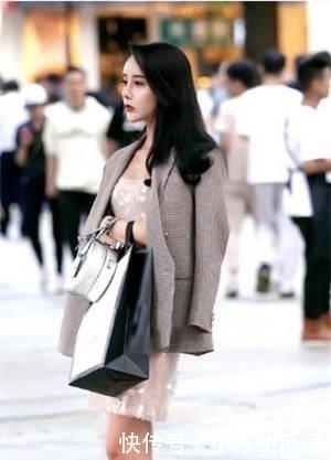  「姑娘」街拍：貌美肤白的小姐姐，展现高挑身段，很不错的姑娘