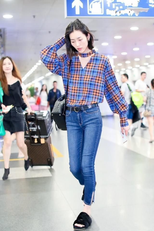 蔡依林刘雯都穿衬衫加牛仔裤，腿却不分上下!网友:扎裤子真有用