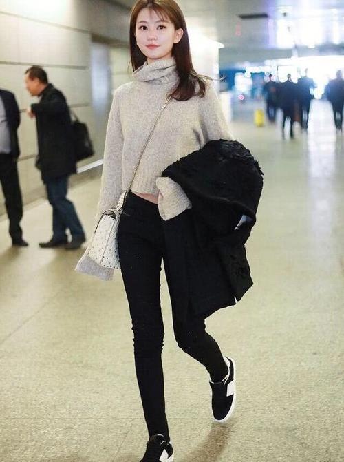 乔欣上身只穿了件裹胸，也敢敞开外套炫腹，网友：真敢穿！