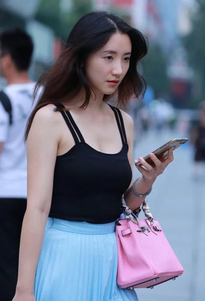 气质小姐姐双肩吊带显露白皙上围，飘飘长裙有种仙子临凡的感觉