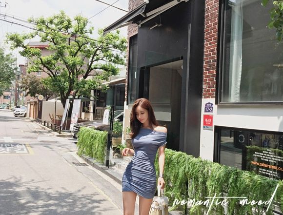 街拍 蓝色紧身裙美女，身材太好了！