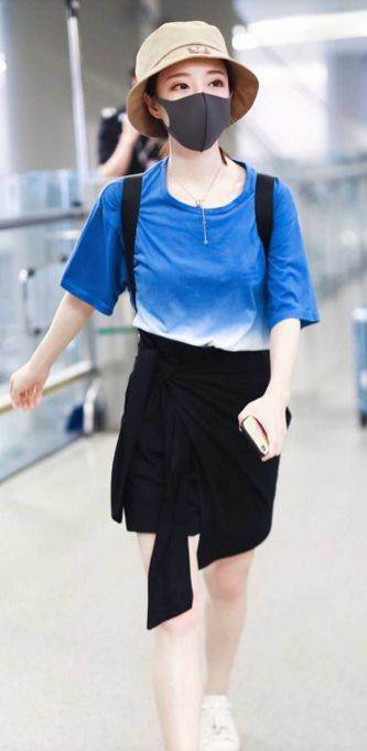 冯提莫真敢穿！下搭大妈裙抢眼，网友：网红和明星的差距真大