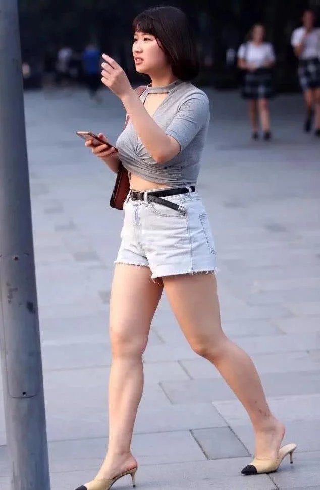 微胖熟女深领T恤裹出丰腴上围，走路摇摆姿态，散发出不羁的韵味