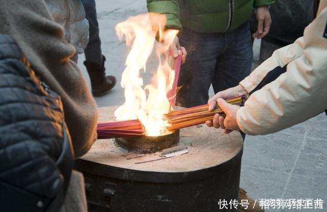 寺庙拜佛五大禁忌好多人都搞错了！这样烧香容易引火上身！