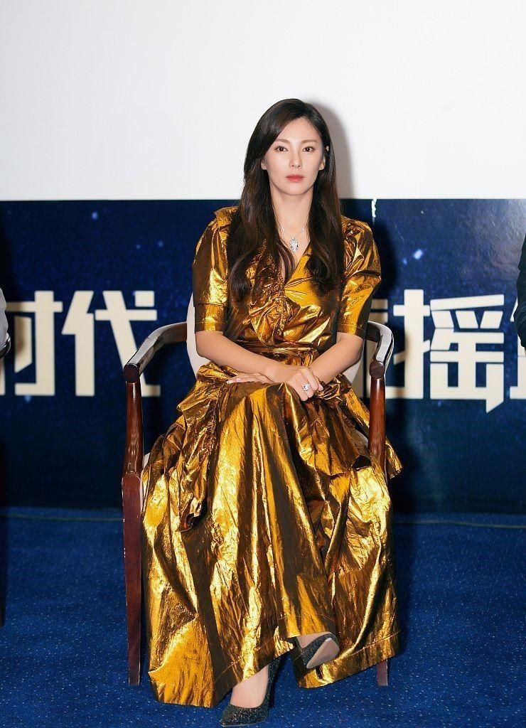 服了张雨绮，土豪金连衣裙还能穿出高级感，也就你有这气场!