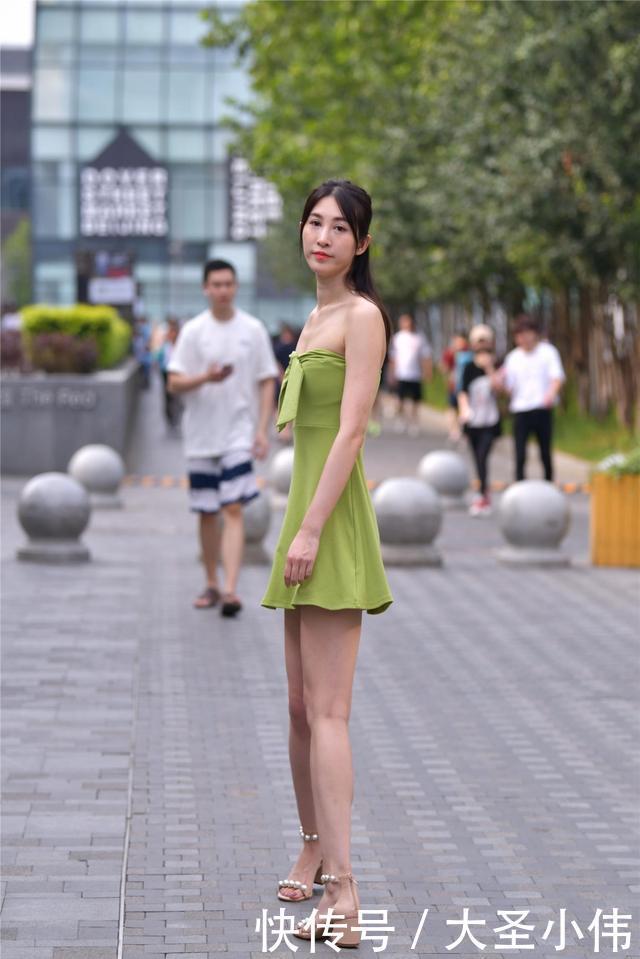  时尚姑娘|美女街拍：美女属于轻熟穿芥末绿抹胸短裙，香肩玉臂一览无余呀！