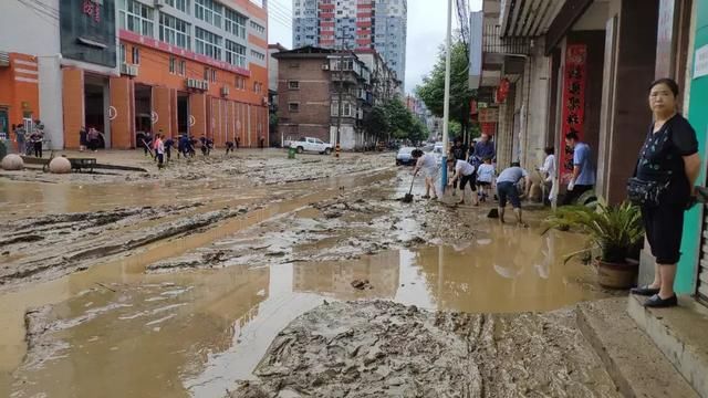桥梁被冲毁、商铺被淹、道路塌方，暴雨突袭陕西这些地方