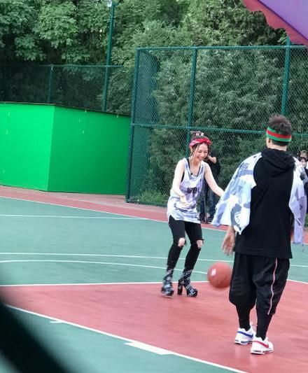 邓紫棋和潘玮柏打篮球,球技没赢穿的鞋子赢了