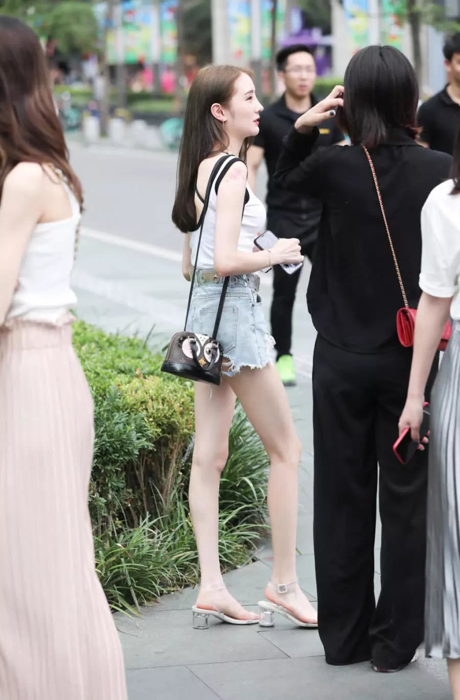 街拍：气质小姐姐破烂牛仔短裤勾勒纤细美腿，白皙肤质很有清纯气