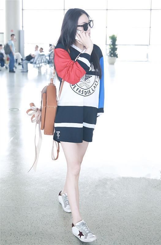 张馨予身材真好!长T恤也挡不住美腿，网友:这个军嫂值得拥有