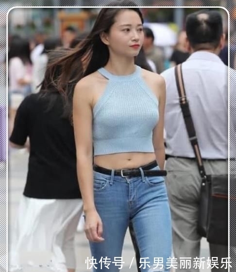 「气质」简约穿搭:街头偶遇气质小姐姐,牛仔裤搭配背心,时尚的潮流风格