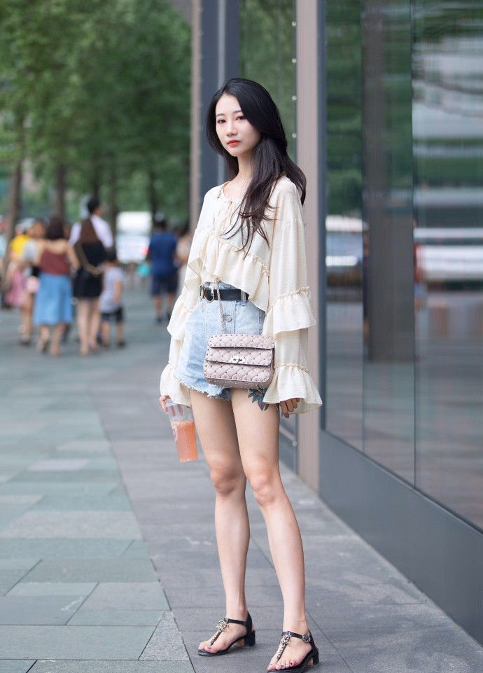 成都街拍:清新自然的搭配让魅力值直线上升，发现不一样的美!