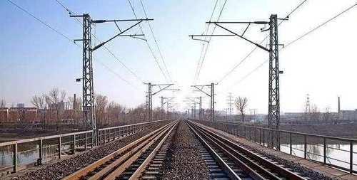 你知道为何火车轨道不用不锈钢，而是用生锈的铁吗？看完就知晓了