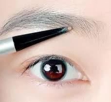 还在慢吞吞的画眉毛么？教你正确的画眉方法，圆脸也能画成瓜子脸