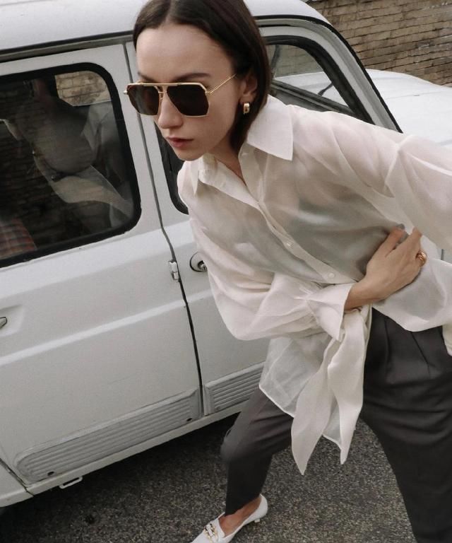  『尽显』在春风拂面的季节里，白衬衫的清新自然感，尽显无疑
