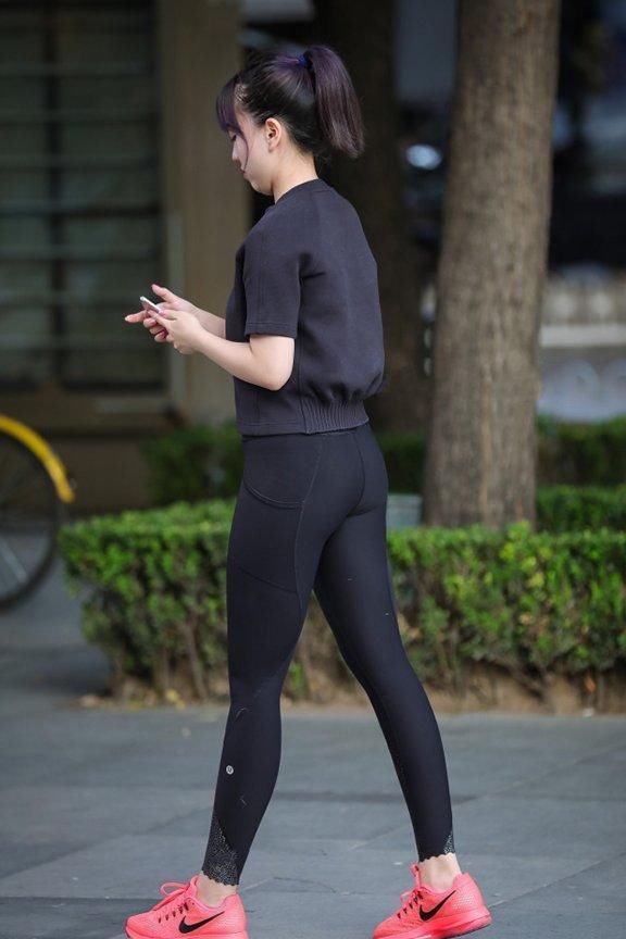 高挑的MM, 象牙白色的牛仔热裤, 选择一条时尚的路!