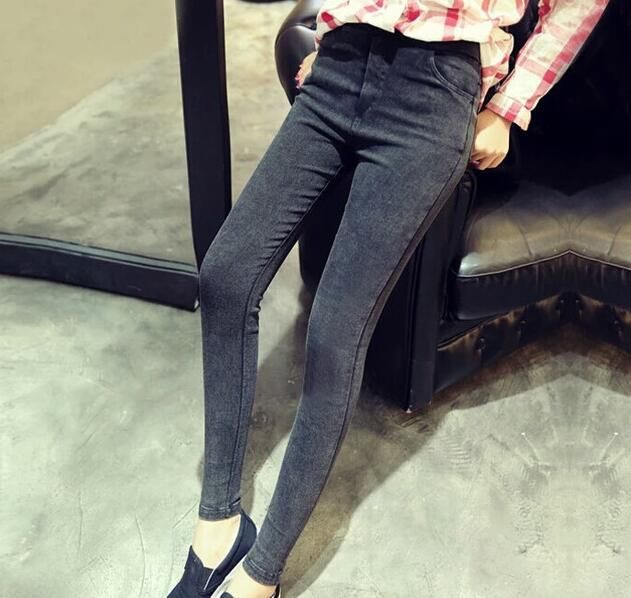 别致优雅的牛仔裤美女，展现毫无约束的身材，魅力十足