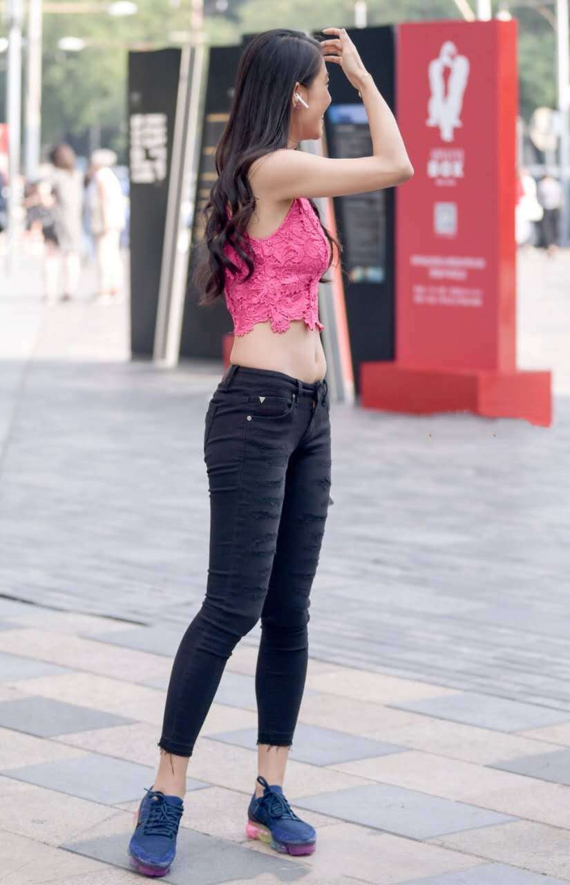 粉红少女小姐姐漏脐装秀出迷人风景，紧身牛仔绷出的丰满臀线赚足