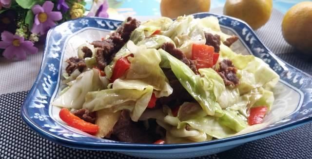  「口感」包菜烧牛肉好吃的秘决，肉汁与蔬菜汁亲密组合，酸脆爽口，口感爆发