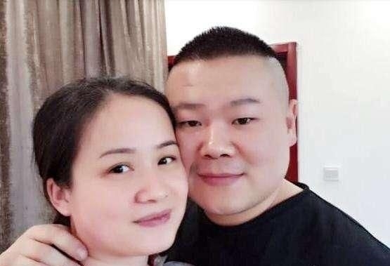 刮胡子@岳云鹏终于刮胡子了,躺沙发上看20年前电视剧,被妻子狂吐槽