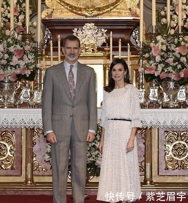「休闲装」西班牙国王夫妇同穿休闲装真罕见!莱蒂齐亚衬衫配牛仔裤,真时髦