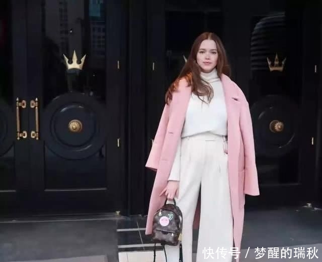  [运动鞋的搭配]“短靴”不受宠了，春天“长大衣＋运动鞋”最流行，时髦还显高