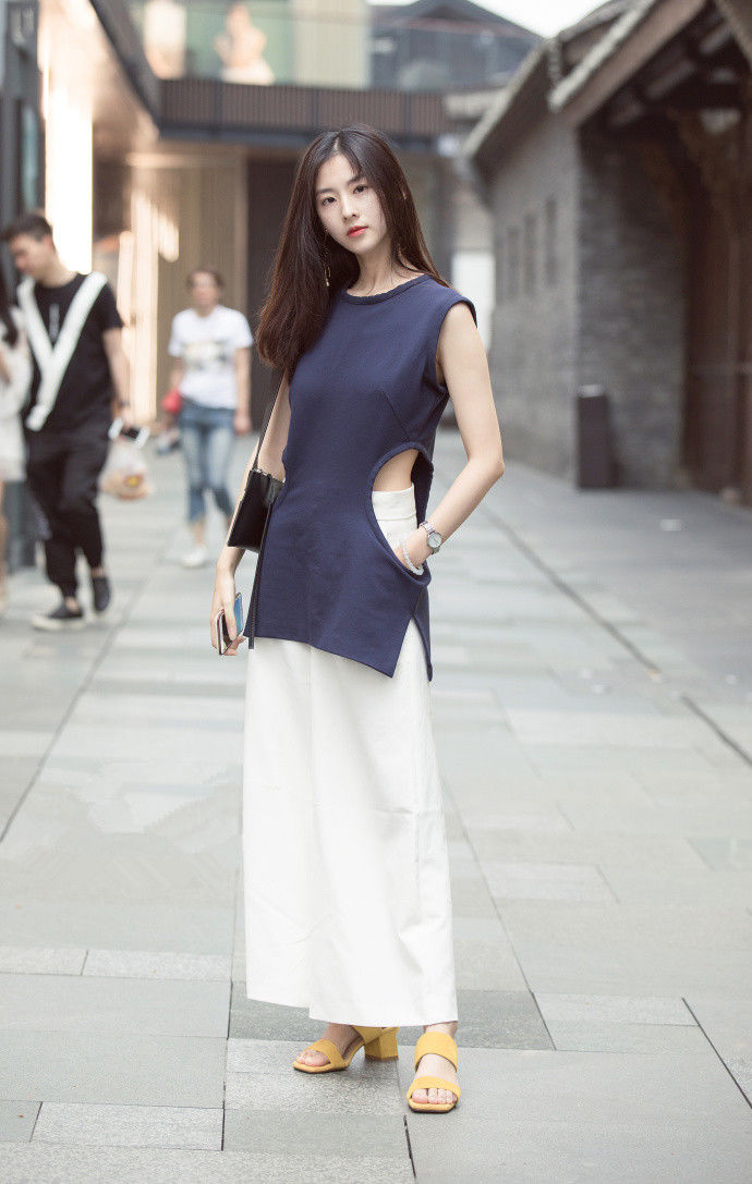 女生街拍，穿红色长裙逛街，回眸一眼好美