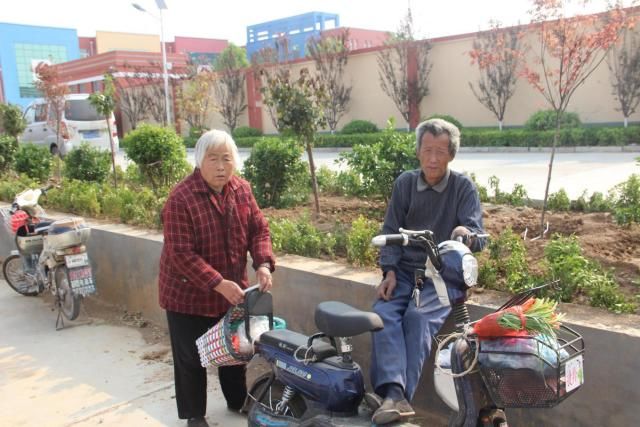  「电瓶」农民朋友抱怨电动车电瓶蓄电能力差，修车师傅：只是你