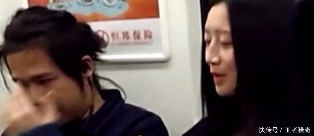 帅哥地铁内靠着美女睡觉，接下来发生一幕，令女子尴尬不已！