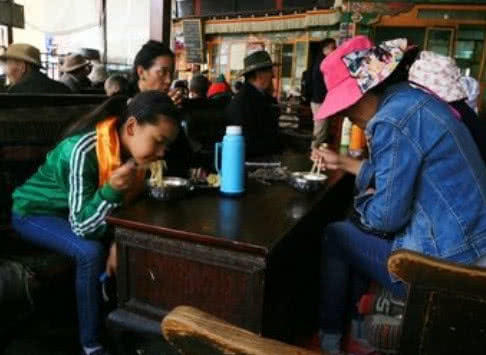 尼姑开的佛教茶馆，游客可以喝茶吃肉，而僧人也吃能“净肉”？