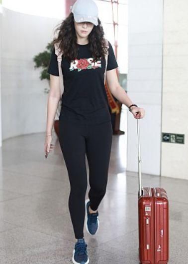 惠若琪还嫌身材不够好，穿这么紧的裤子也不勒