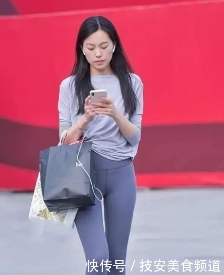  「连体」街拍：风风韵韵的美女，一件粉红色连体裤外搭白色开衫