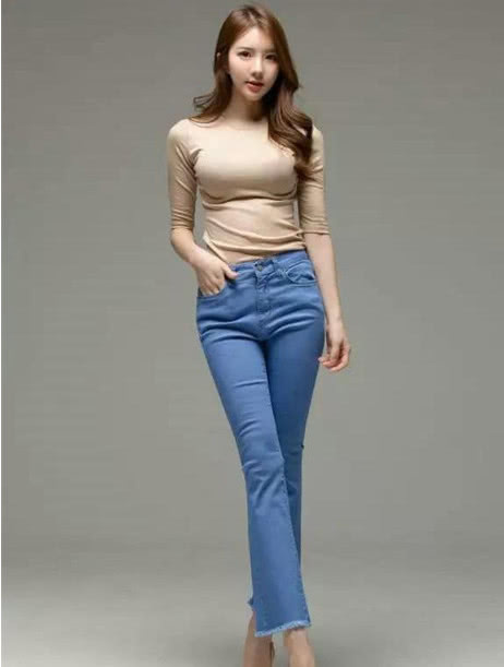 牛仔裤简约的美让你更轻松，自然的具有满满的女人味！