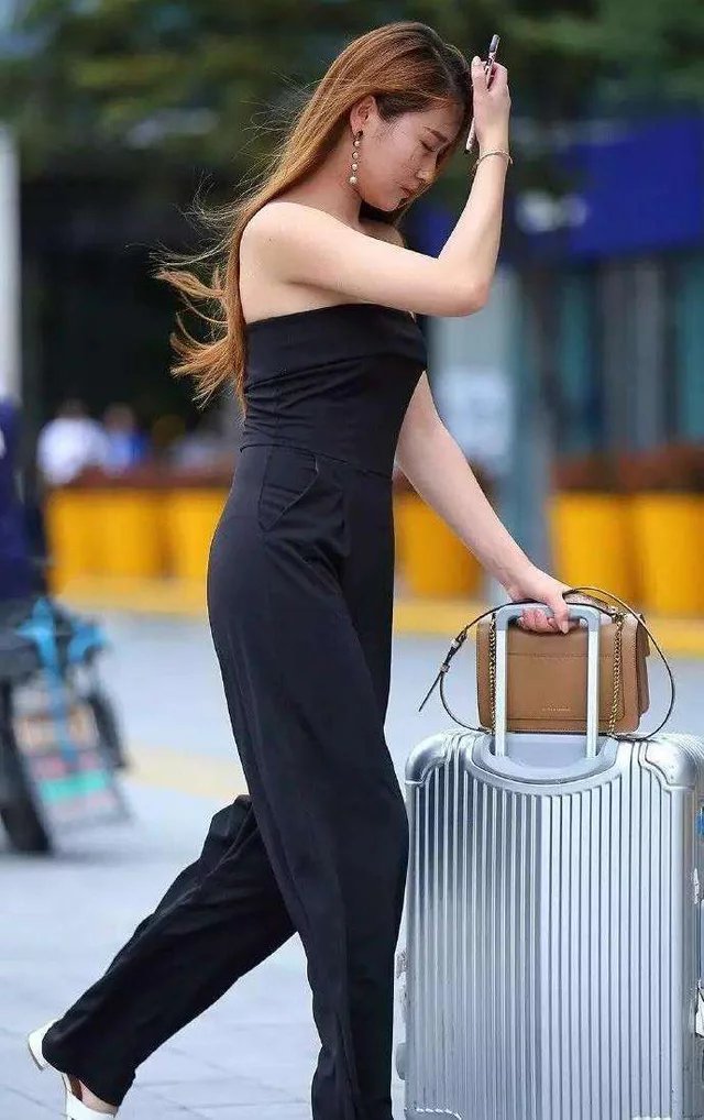 街拍：连体裤女神迎接疾风出门，小姐姐走路真的要扭腰？