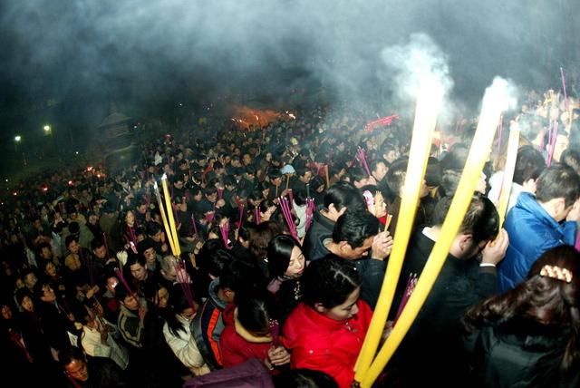 猪年第一堵：灵隐寺门票涨6倍拦不住香客，雍和宫年初一大早开堵