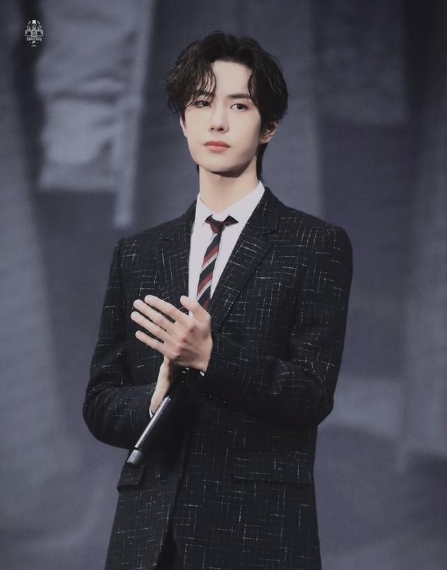 王一博跨年演唱会造型