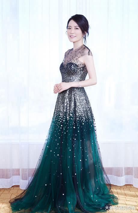 俞飞鸿气质十足 这种牛仔裤别人穿着像大妈 她穿起来完全不一样