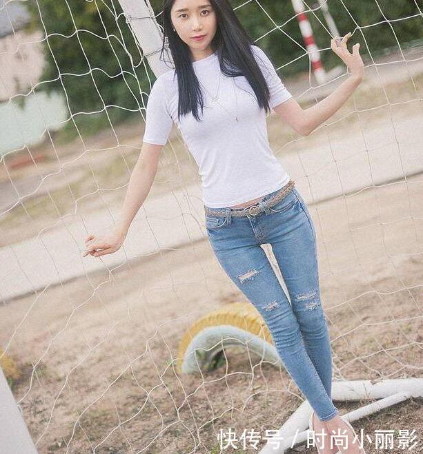 窈窕多姿的牛仔裤美女，身材曲线相当完美，看起来十分“养眼”