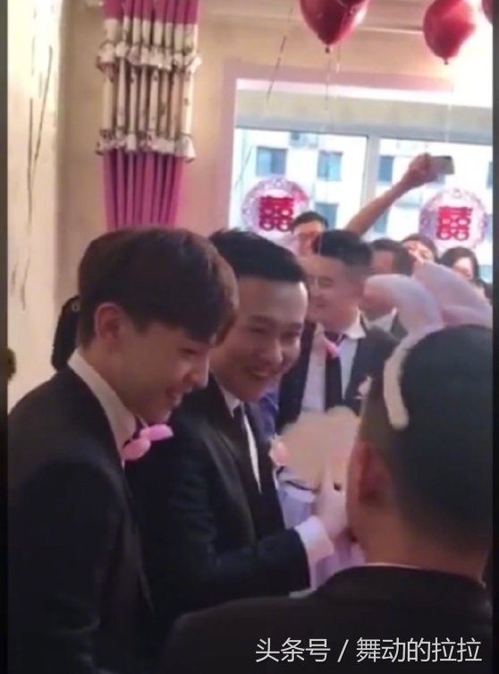 邓伦参加朋友婚礼，穿粉色裙子当伴郎，网友说，组团抢伴郎