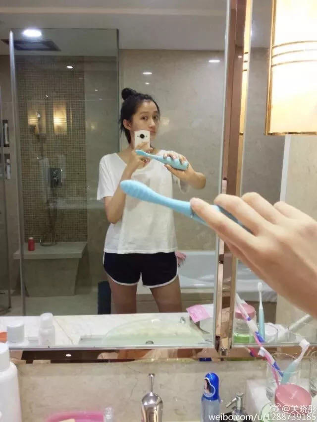 关晓彤跟鹿晗从日本回来,眼袋竟袋消失了?!难道是假眼袋?